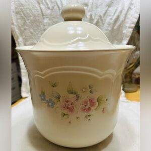 Vintage Pfaltzgraff canisters, Tea Rose, new condition. Kitchen, dining